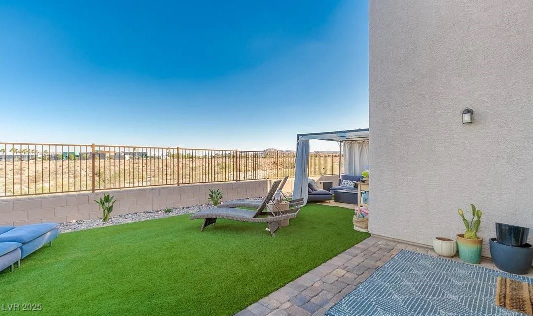 Las Vegas, Nevada 89148, United States, 2 Bedrooms Bedrooms, ,3 BathroomsBathrooms,Residential,Pending,14325