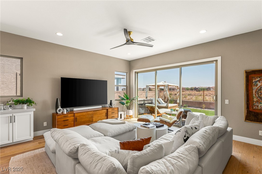 Las Vegas, Nevada 89148, United States, 2 Bedrooms Bedrooms, ,3 BathroomsBathrooms,Residential,Pending,14325