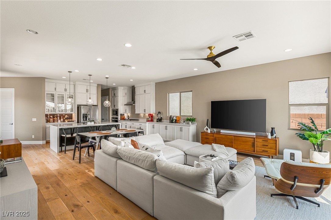 Las Vegas, Nevada 89148, United States, 2 Bedrooms Bedrooms, ,3 BathroomsBathrooms,Residential,Pending,14325