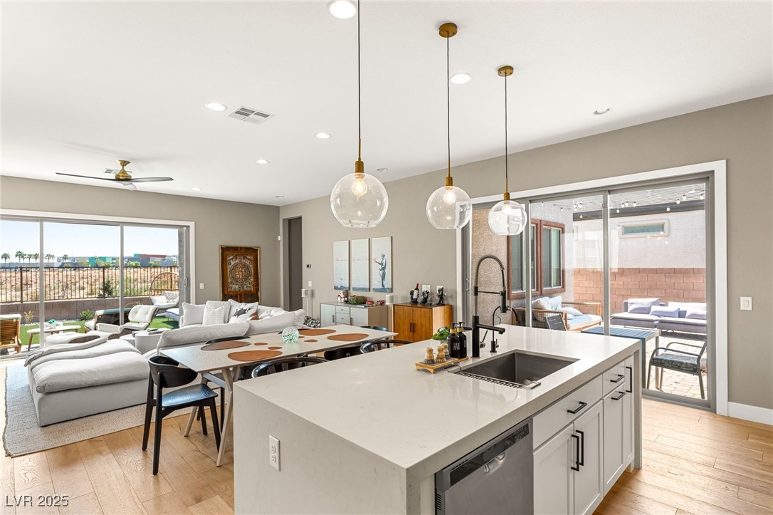 Las Vegas, Nevada 89148, United States, 2 Bedrooms Bedrooms, ,3 BathroomsBathrooms,Residential,Pending,14325