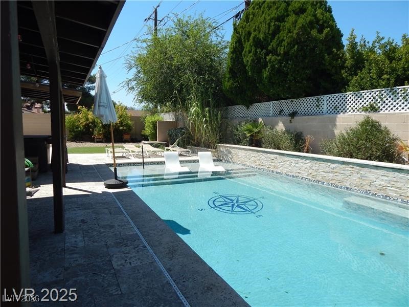 Properties 2 2712 W Oakey Boulevard