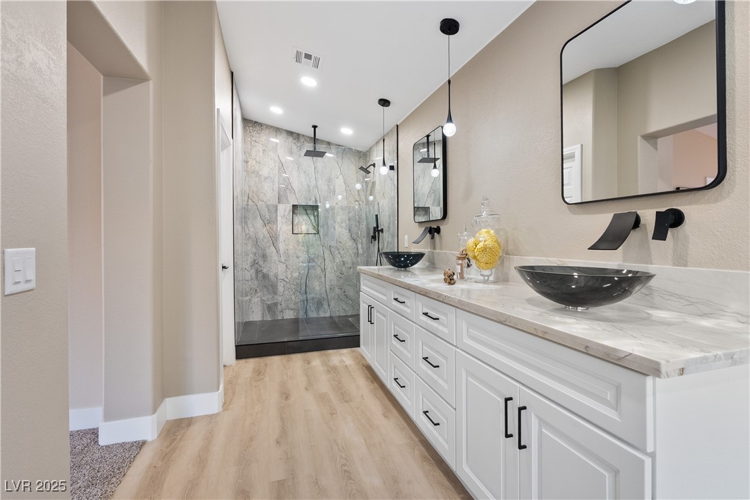 Henderson, Nevada 89052, United States, 5 Bedrooms Bedrooms, ,4 BathroomsBathrooms,Residential,Active,241448