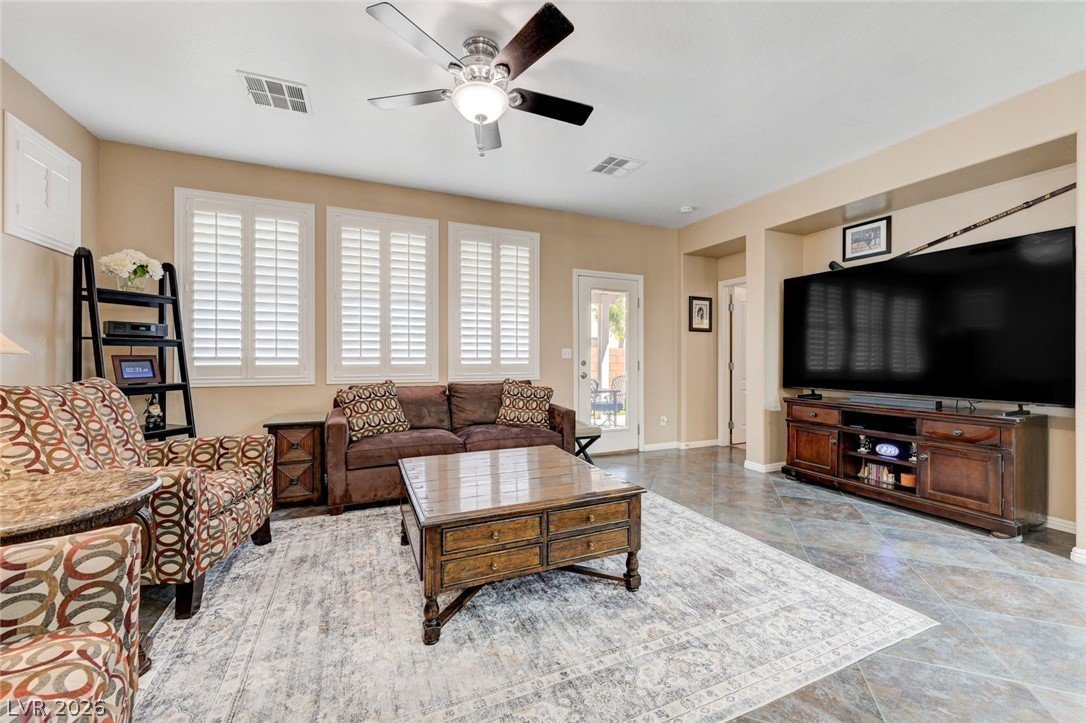 1076 Crescent Falls Street