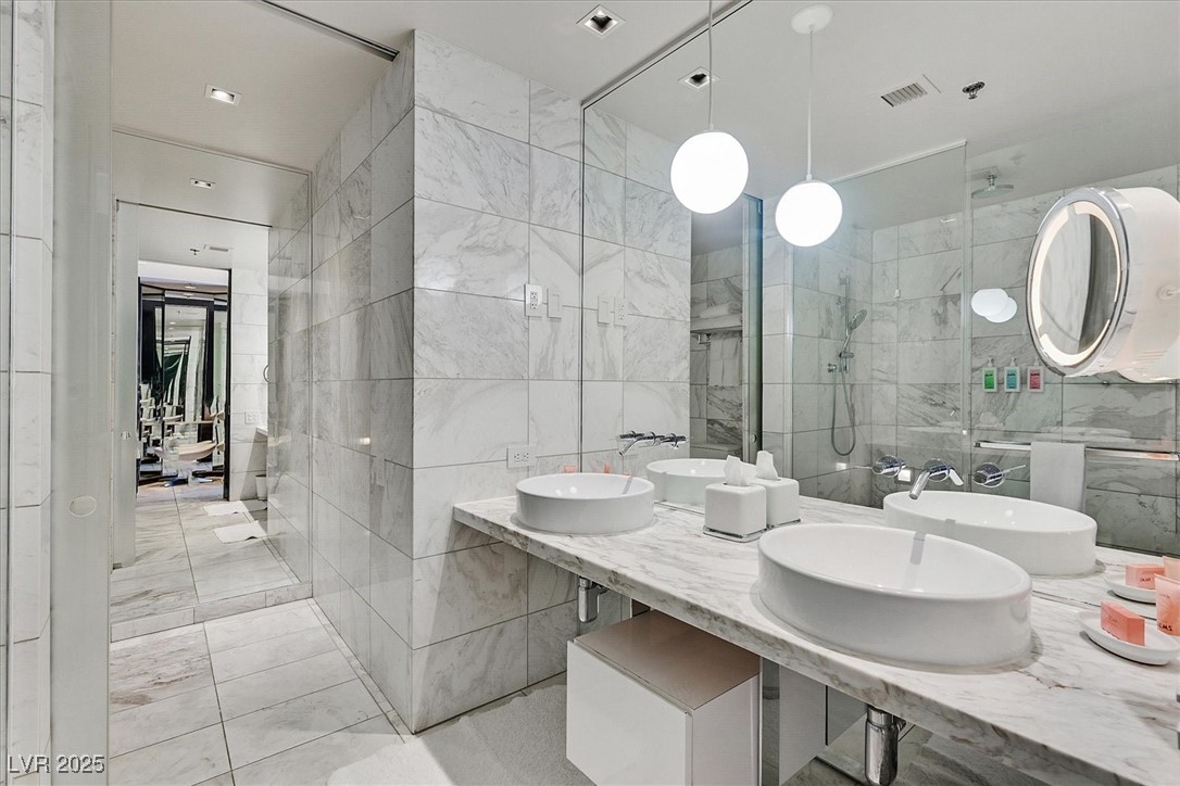 Las Vegas, Nevada 89103, United States, 1 Bedroom Bedrooms, ,2 BathroomsBathrooms,Residential,Active,133120