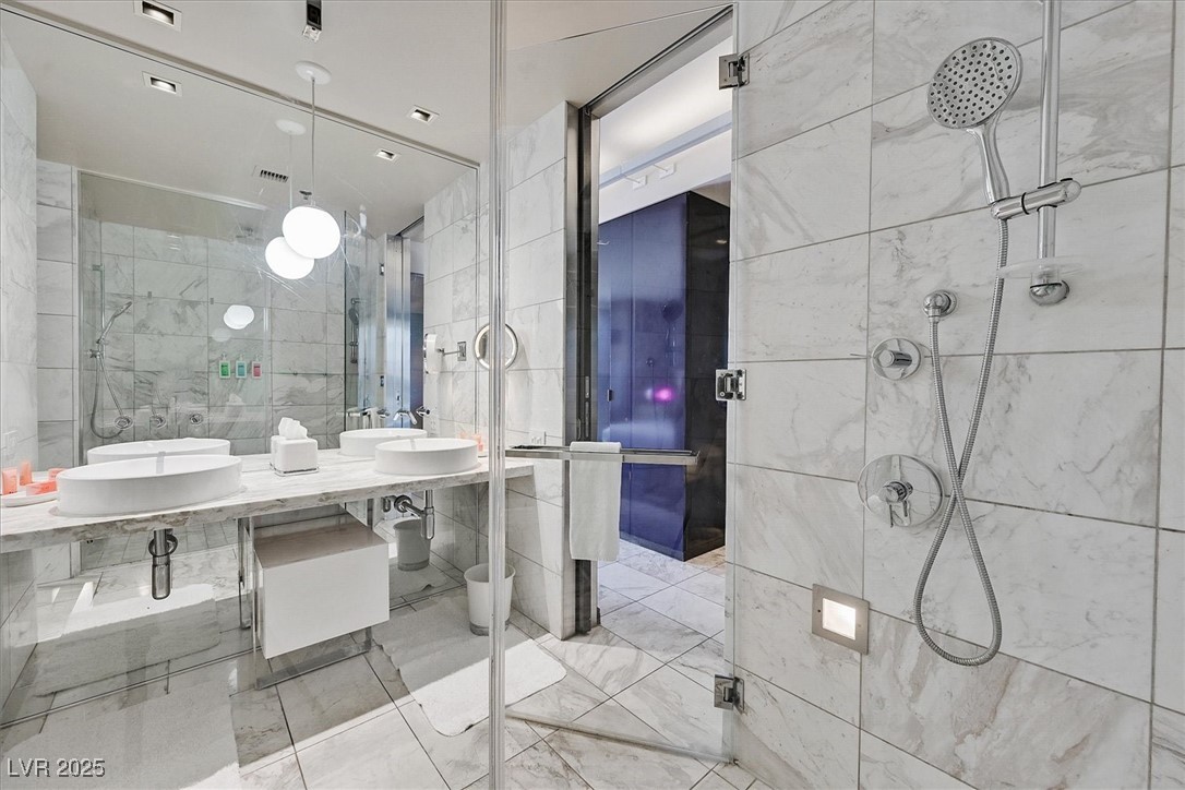 Las Vegas, Nevada 89103, United States, 1 Bedroom Bedrooms, ,2 BathroomsBathrooms,Residential,Active,133120