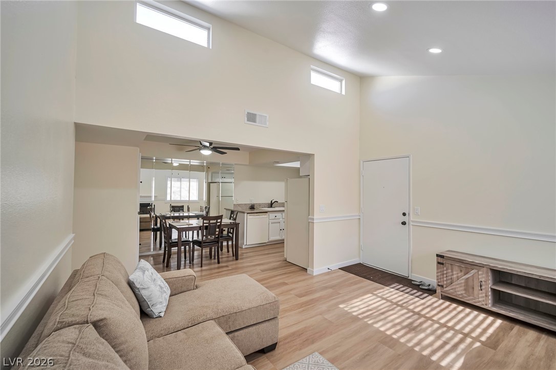 1701 E Katie Avenue 8