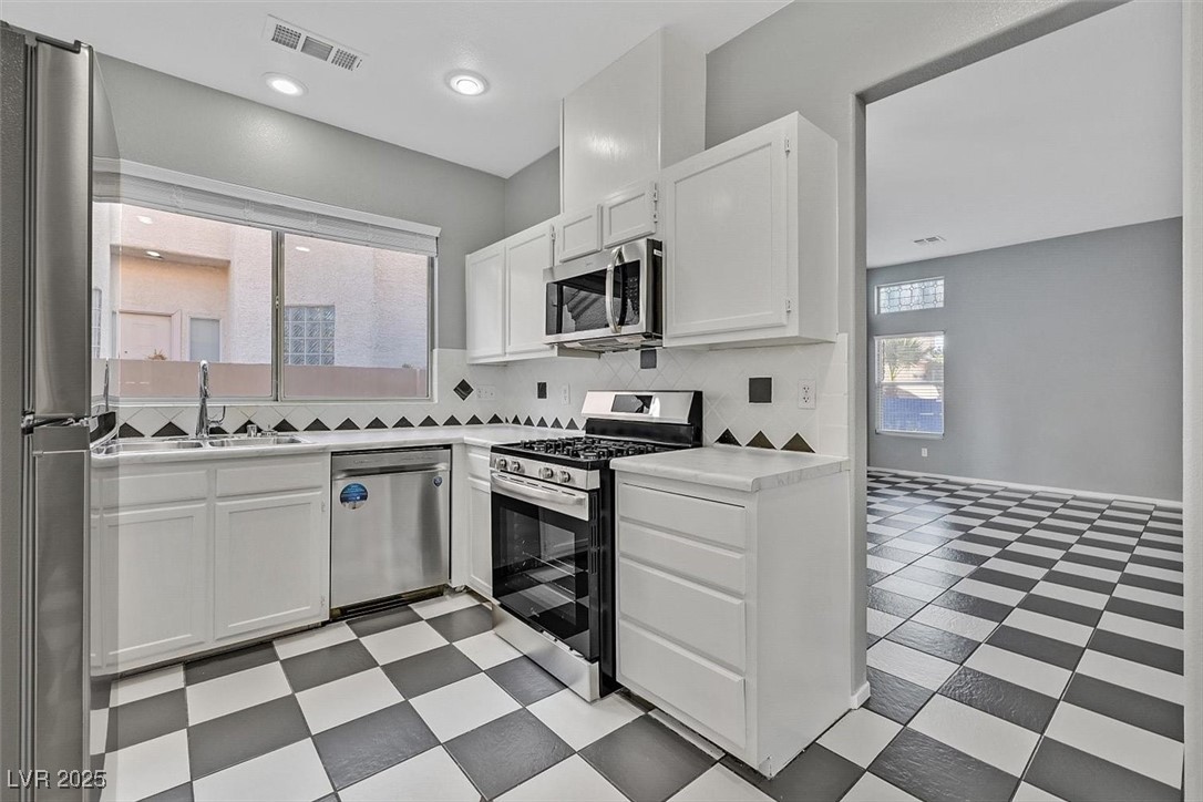 Las Vegas, Nevada 89108, United States, 2 Bedrooms Bedrooms, ,2 BathroomsBathrooms,Residential,Pending,3921