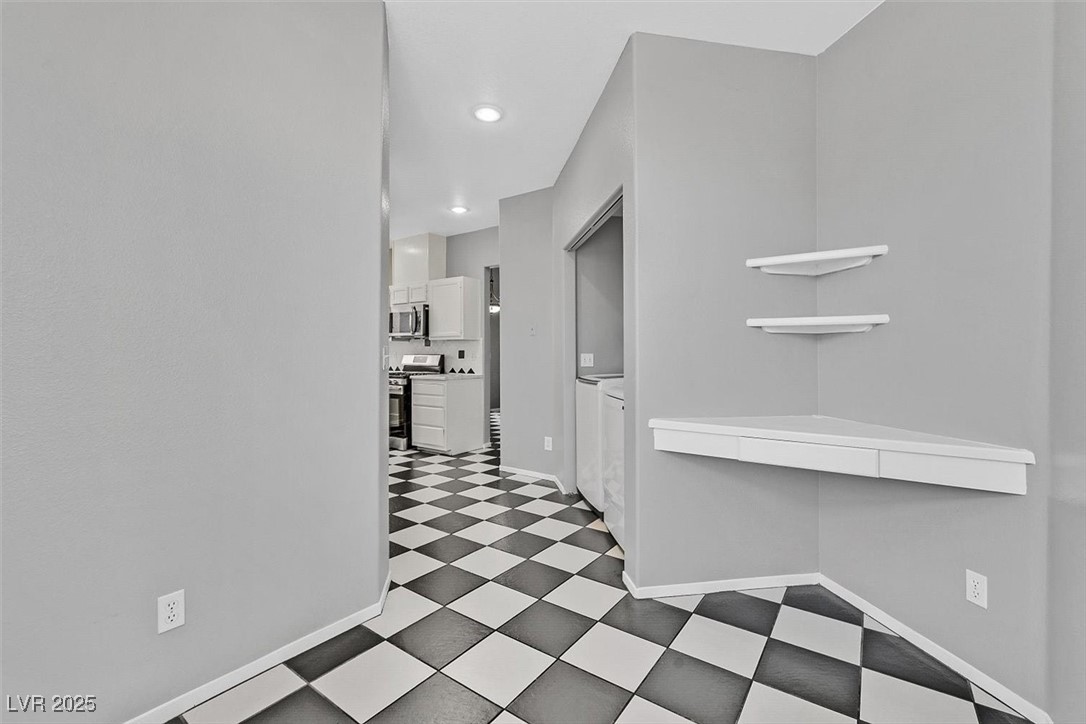 Las Vegas, Nevada 89108, United States, 2 Bedrooms Bedrooms, ,2 BathroomsBathrooms,Residential,Pending,3921