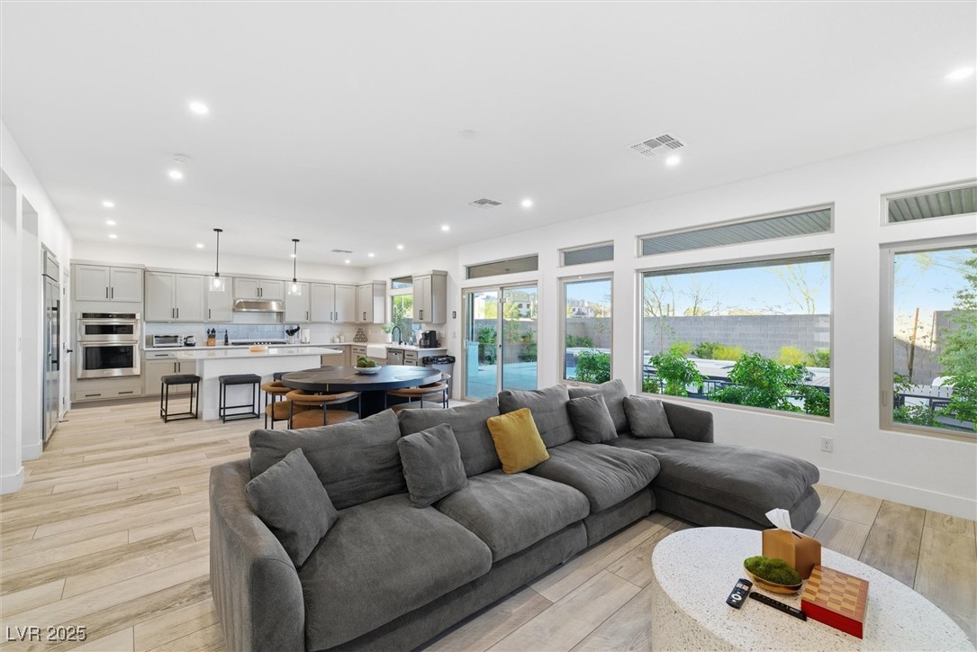 Las Vegas, Nevada 89113, United States, 5 Bedrooms Bedrooms, ,3 BathroomsBathrooms,Residential,Active,256400