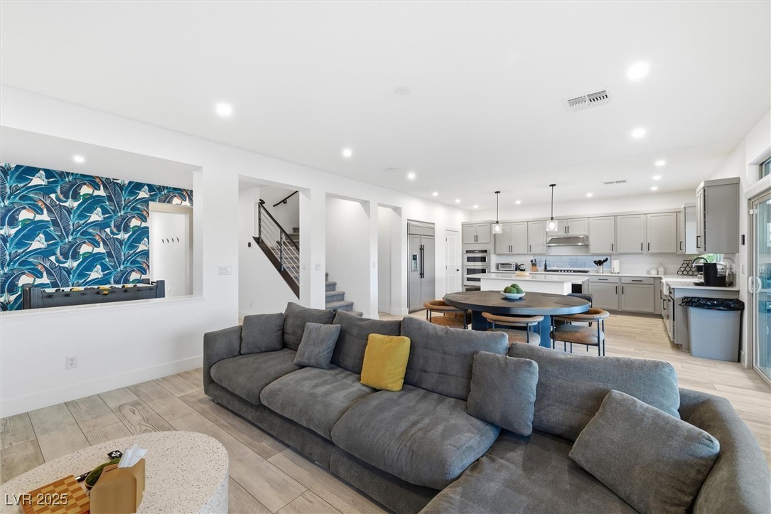 Las Vegas, Nevada 89113, United States, 5 Bedrooms Bedrooms, ,3 BathroomsBathrooms,Residential,Active,256400