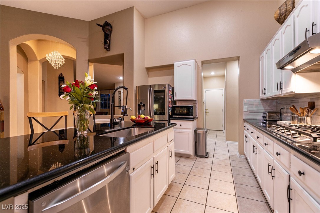 2547 Serenity Hollow Drive, Henderson, Nevada image 16
