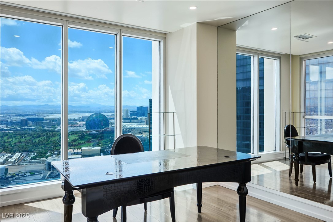 Las Vegas, Nevada 89109, United States, 4 Bedrooms Bedrooms, ,4 BathroomsBathrooms,Residential,Active,129722