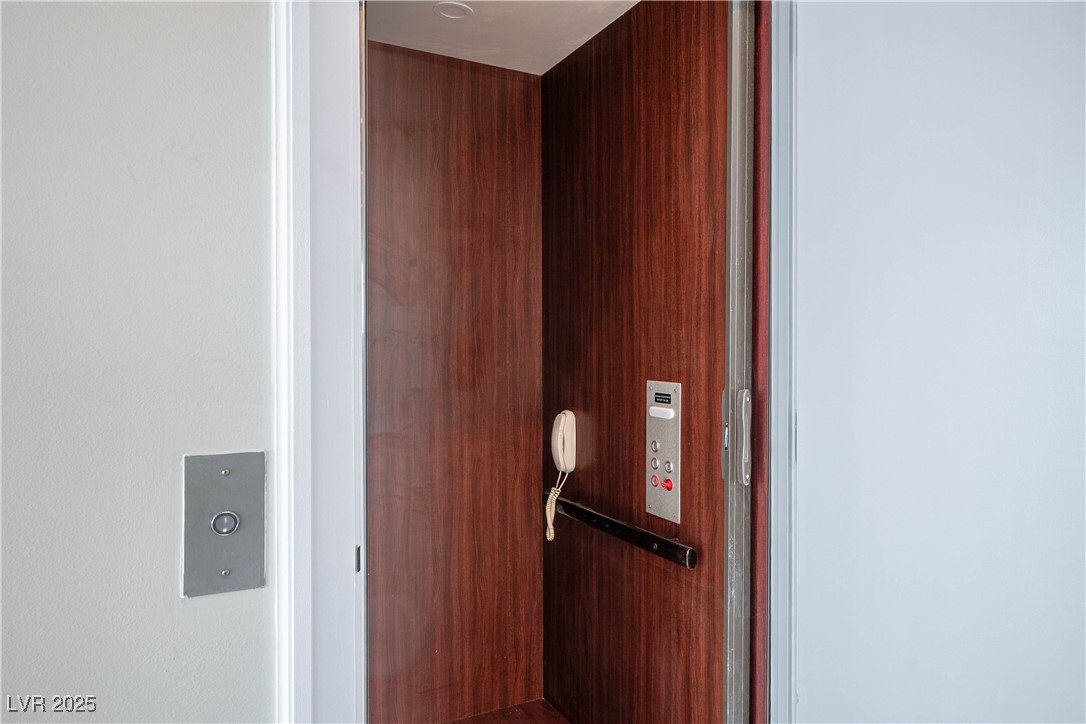 Las Vegas, Nevada 89109, United States, 4 Bedrooms Bedrooms, ,4 BathroomsBathrooms,Residential,Active,129722