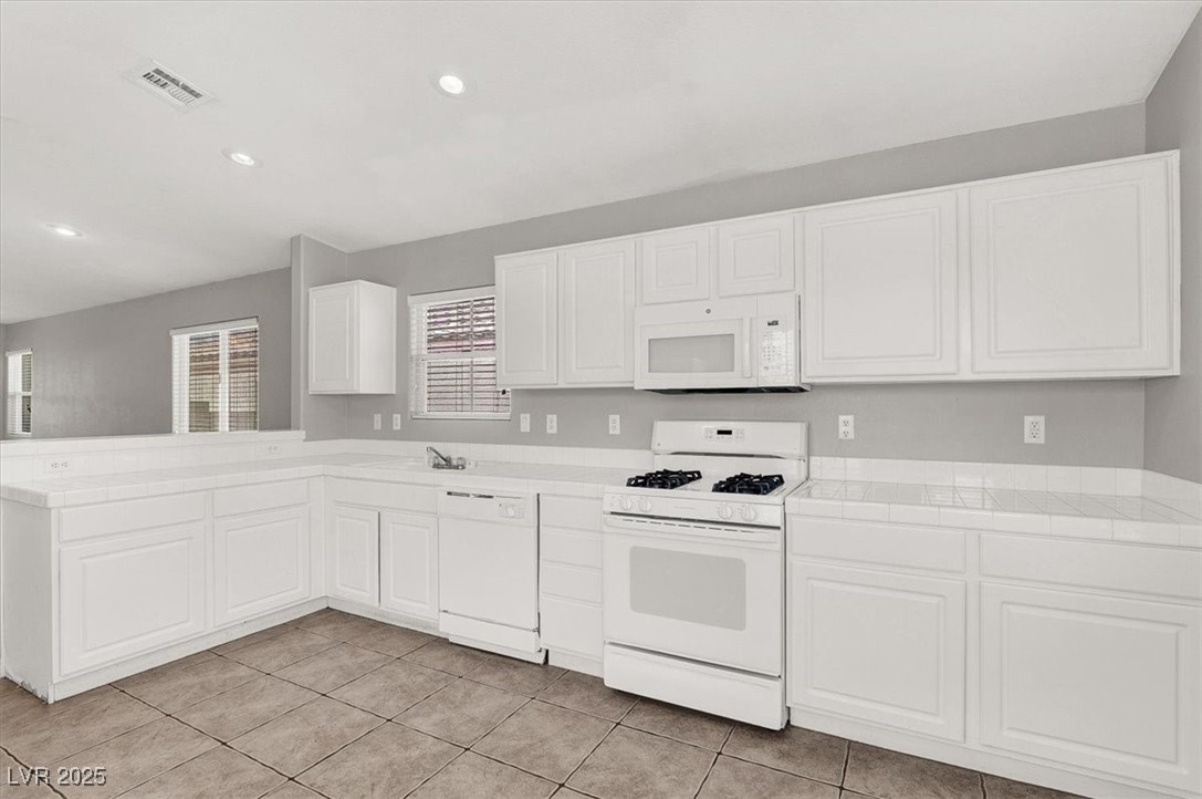 Henderson, Nevada 89052, United States, 2 Bedrooms Bedrooms, ,2 BathroomsBathrooms,Residential,Pending,3810