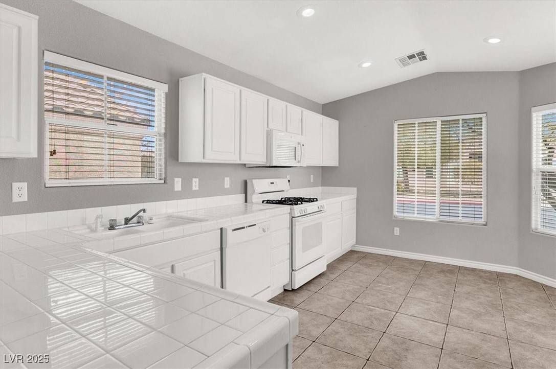 Henderson, Nevada 89052, United States, 2 Bedrooms Bedrooms, ,2 BathroomsBathrooms,Residential,Pending,3810