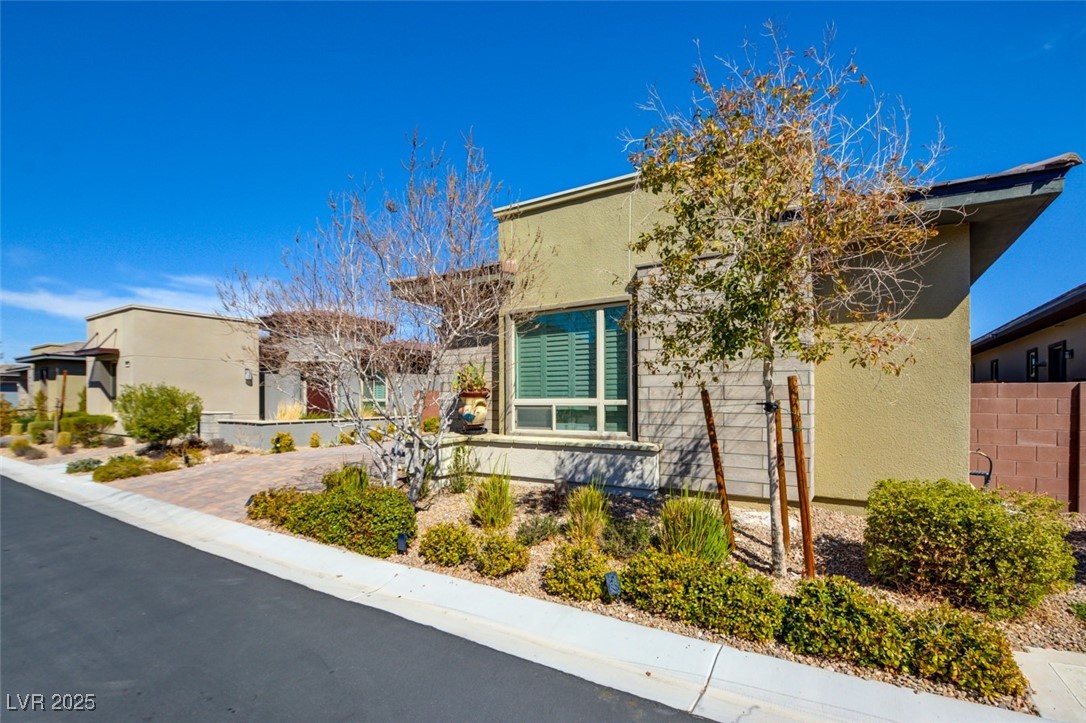 6722 Desert Crimson Street
