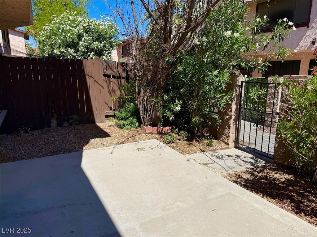 Las Vegas, Nevada 89119, United States, 2 Bedrooms Bedrooms, ,2 BathroomsBathrooms,Residential,Active,153563