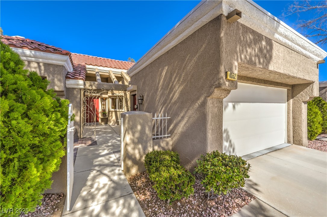 8552 Desert Holly Drive, Las Vegas, Nevada image 4