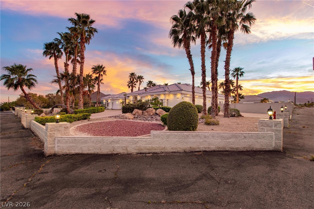 5891 N Campbell Road