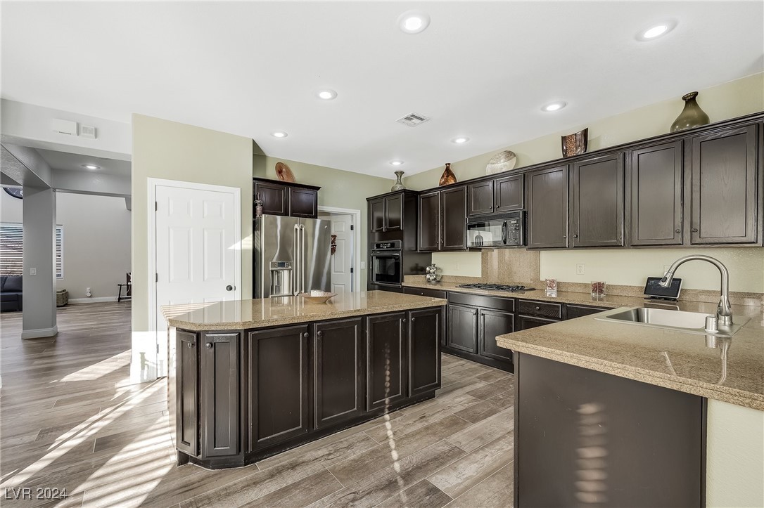 Las Vegas, Nevada 89141, United States, 3 Bedrooms Bedrooms, ,3 BathroomsBathrooms,Residential,Pending,27368