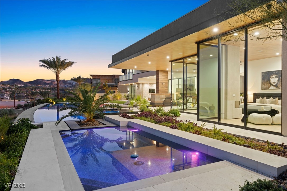 12 Rainbow Point Place