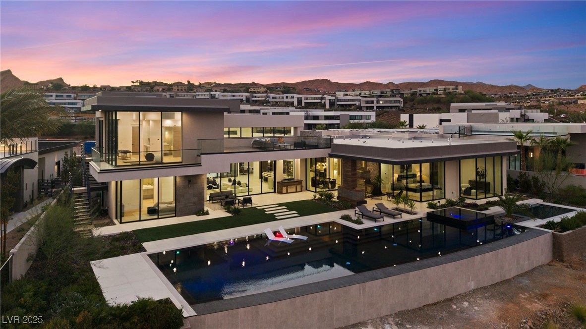 12 Rainbow Point Place