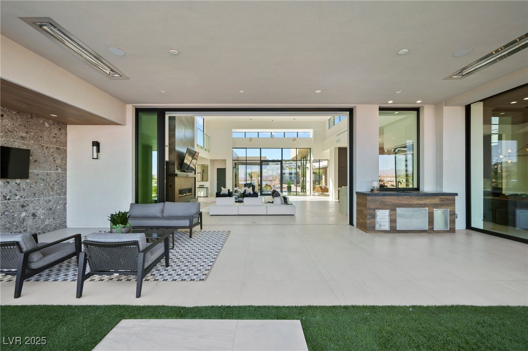 12 Rainbow Point Place