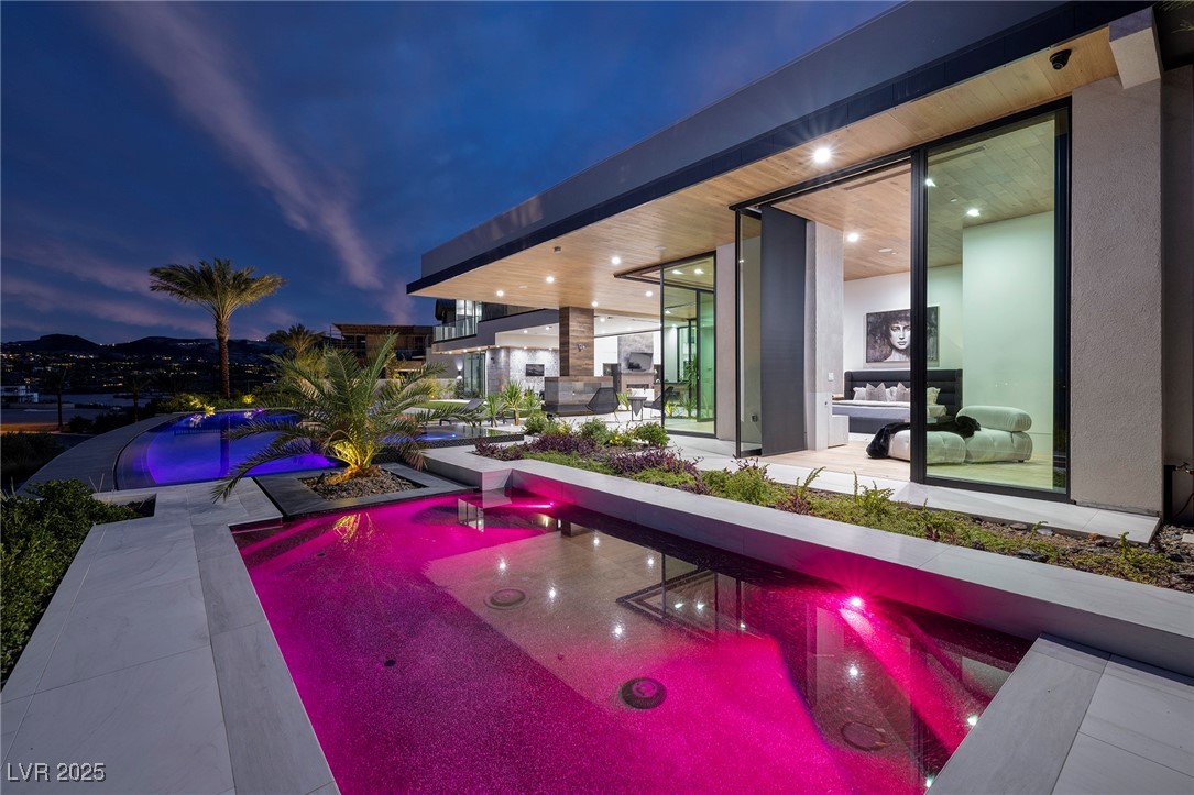 12 Rainbow Point Place