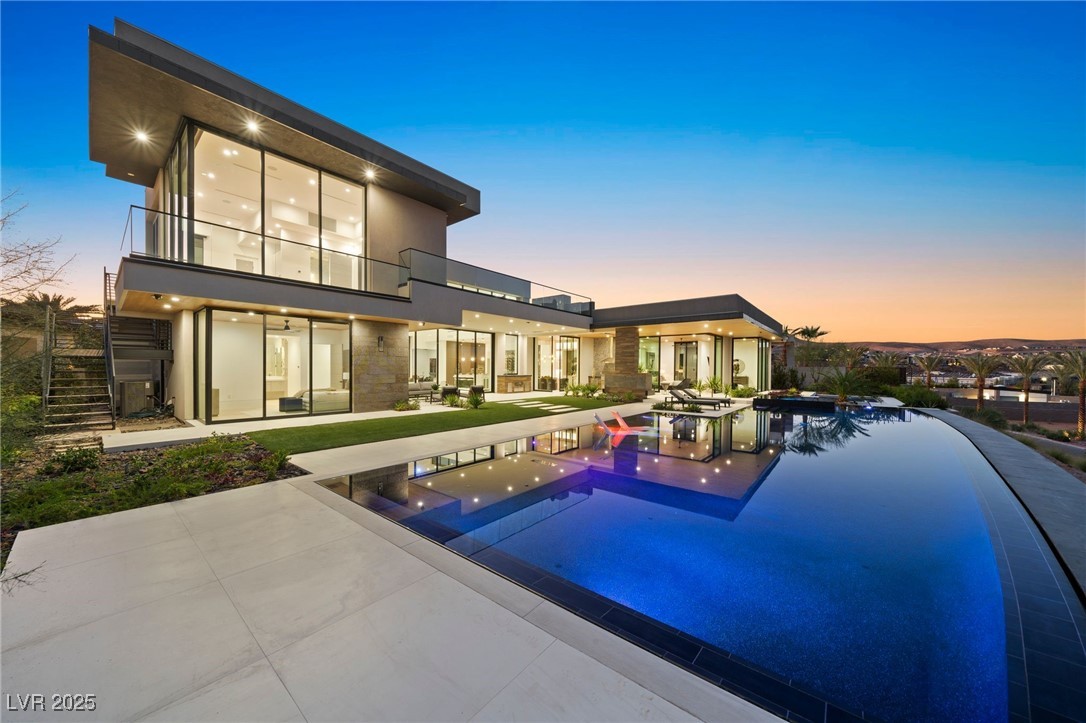 12 Rainbow Point Place