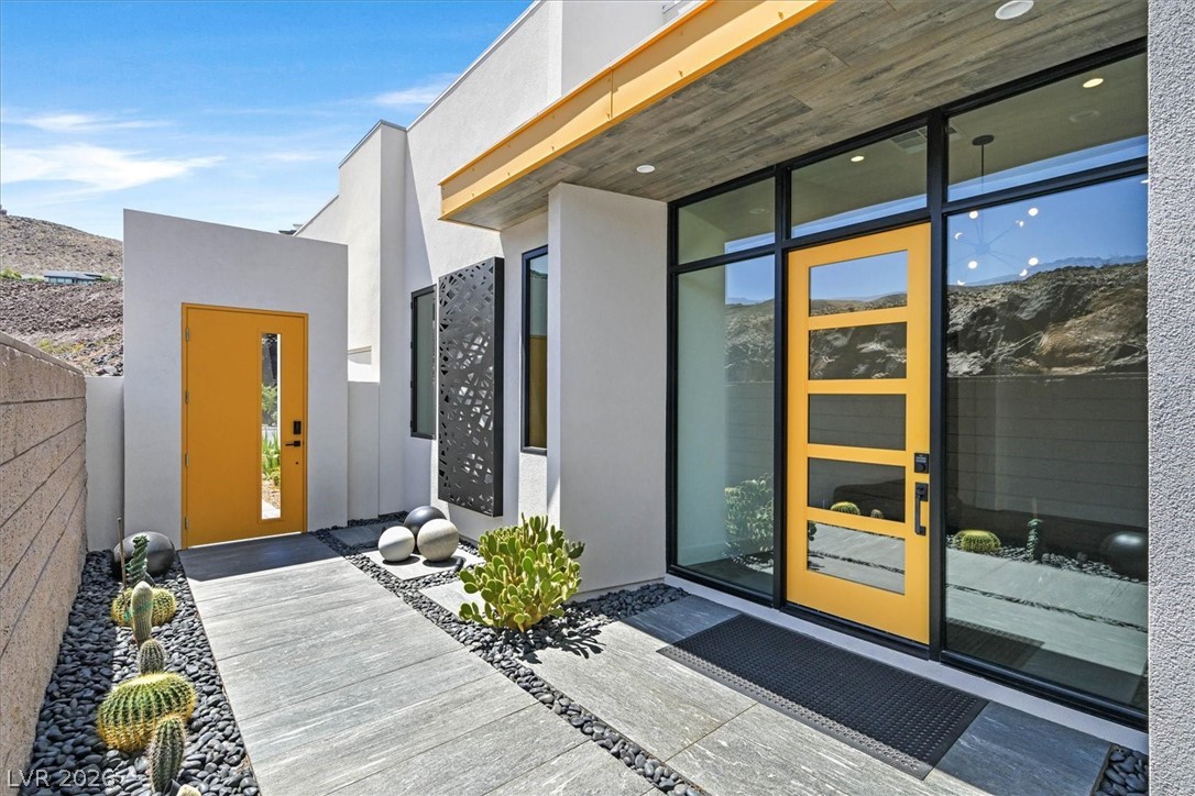 692 Scenic Cliff Drive