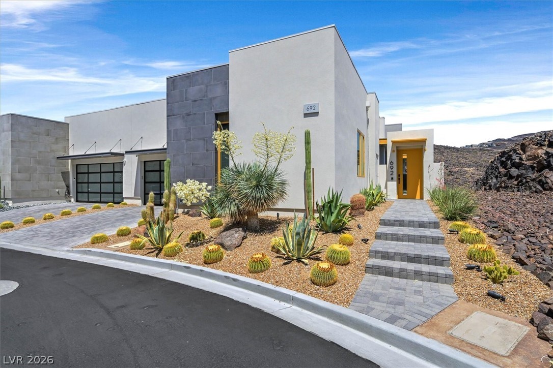 692 Scenic Cliff Drive
