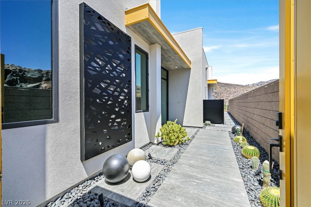 692 Scenic Cliff Drive