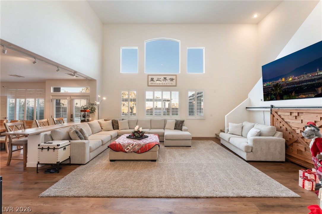 9404 Empire Rock Street