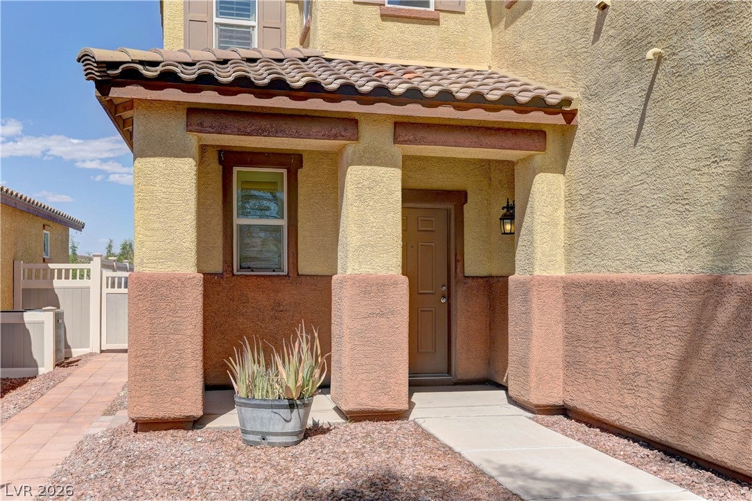952 Crescent Falls Street