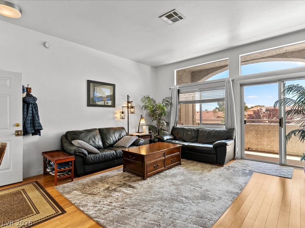 3125 N Buffalo Drive 2092