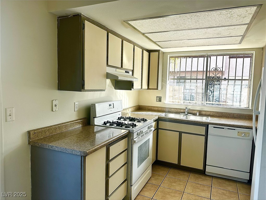 Las Vegas, Nevada 89119, United States, 2 Bedrooms Bedrooms, ,2 BathroomsBathrooms,Residential,Active,19771