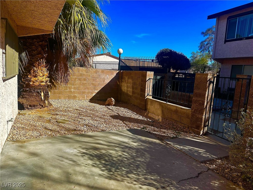 Las Vegas, Nevada 89119, United States, 2 Bedrooms Bedrooms, ,2 BathroomsBathrooms,Residential,Active,19771