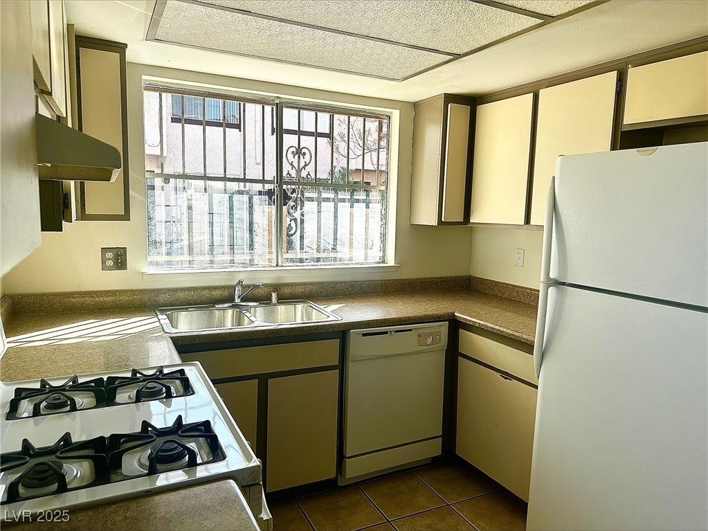 Las Vegas, Nevada 89119, United States, 2 Bedrooms Bedrooms, ,2 BathroomsBathrooms,Residential,Active,19771