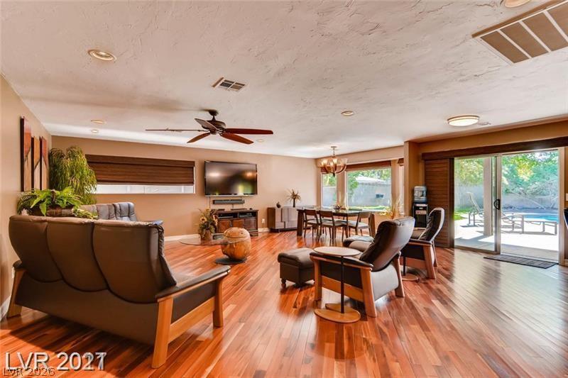 121 E Mulberry Drive