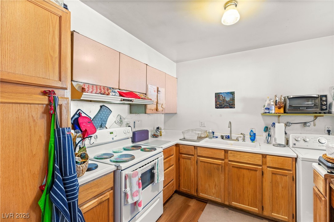 Las Vegas, Nevada 89102, United States, 4 Bedrooms Bedrooms, ,2 BathroomsBathrooms,Residential,Active,228072