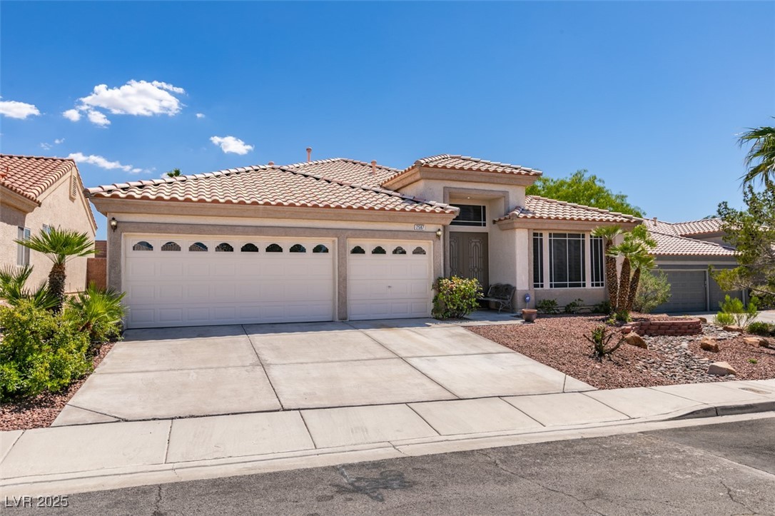 2587 Grizzly Park Court, Henderson, Nevada image 4