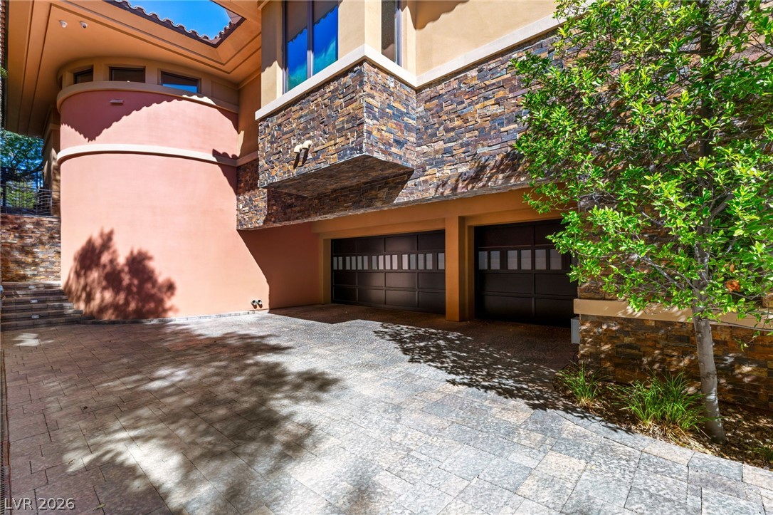 2 Castle Oaks Court