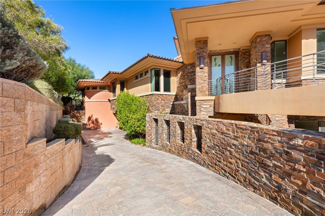 2 Castle Oaks Court
