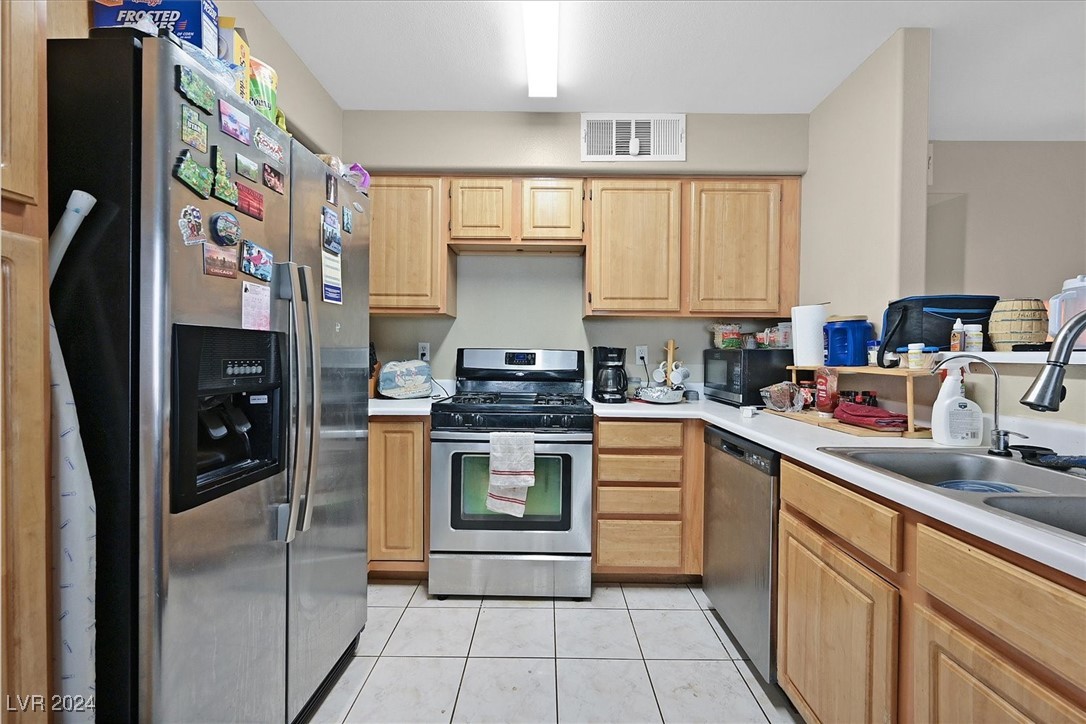 Las Vegas, Nevada 89122, United States, 2 Bedrooms Bedrooms, ,2 BathroomsBathrooms,Residential,Active,40875