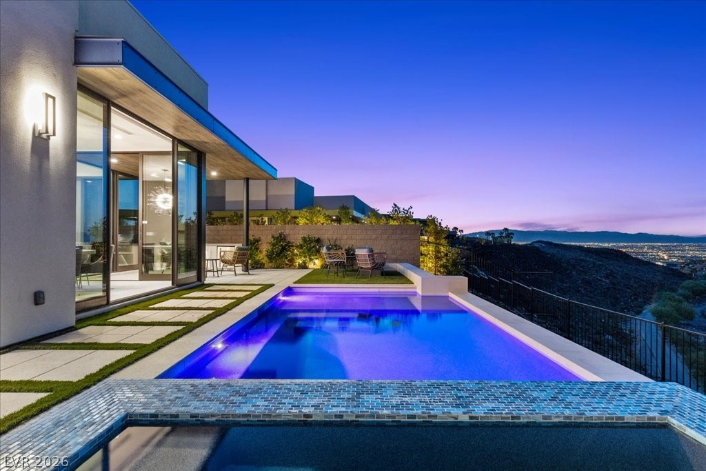 656 Scenic Cliff Drive