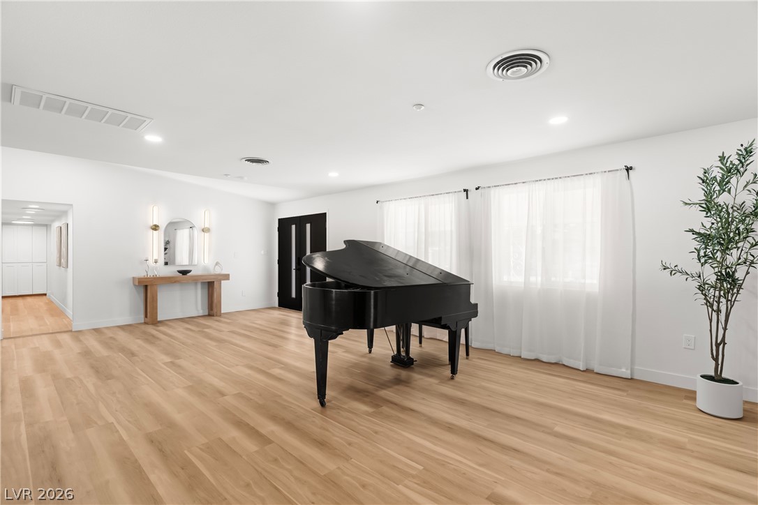 2106 W Oakey Boulevard