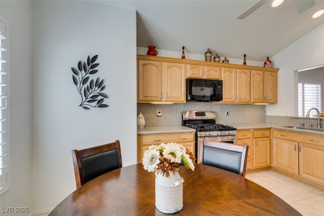 Henderson, Nevada 89074, United States, 3 Bedrooms Bedrooms, ,2 BathroomsBathrooms,Residential,Pending,140300