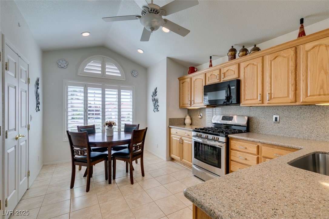 Henderson, Nevada 89074, United States, 3 Bedrooms Bedrooms, ,2 BathroomsBathrooms,Residential,Pending,140300