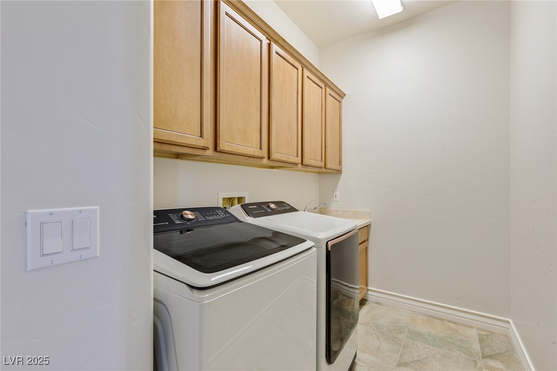 Las Vegas, Nevada 89139, United States, 5 Bedrooms Bedrooms, ,5 BathroomsBathrooms,Residential,Active,250094