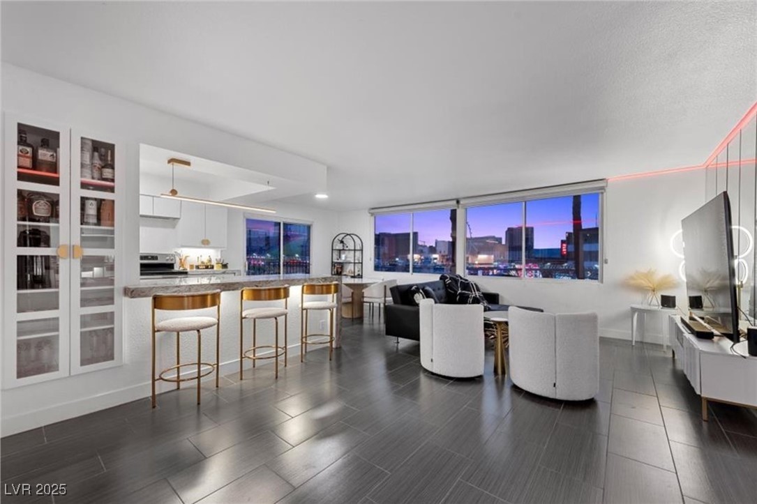 205 E Harmon Avenue 406